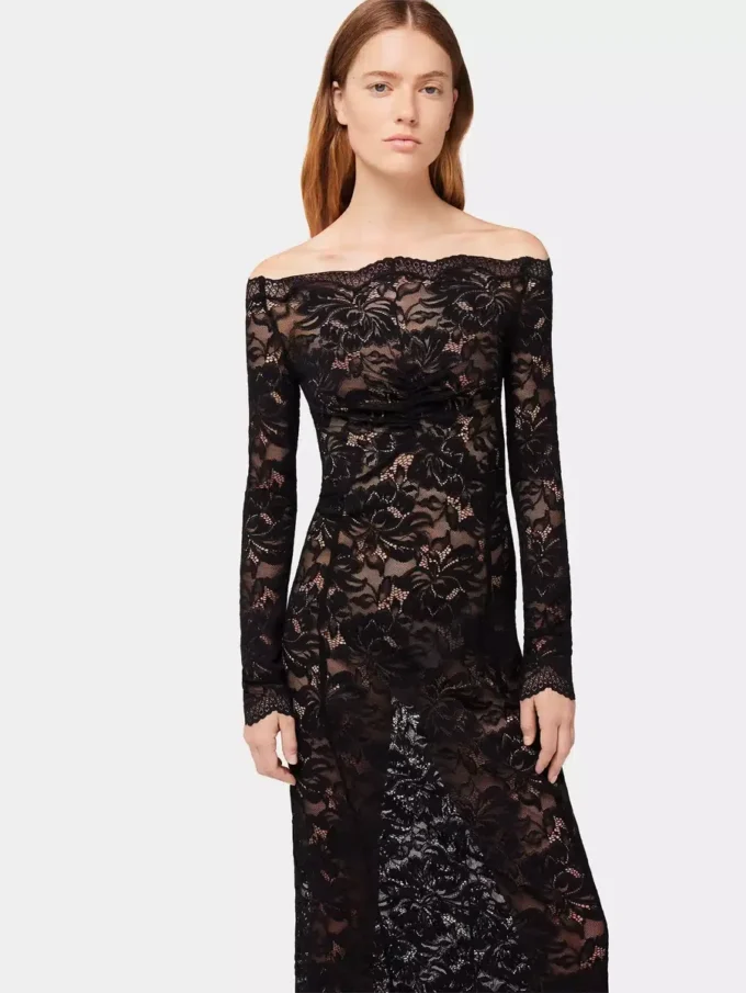 Vestido largo negro de encaje con cuello bardot