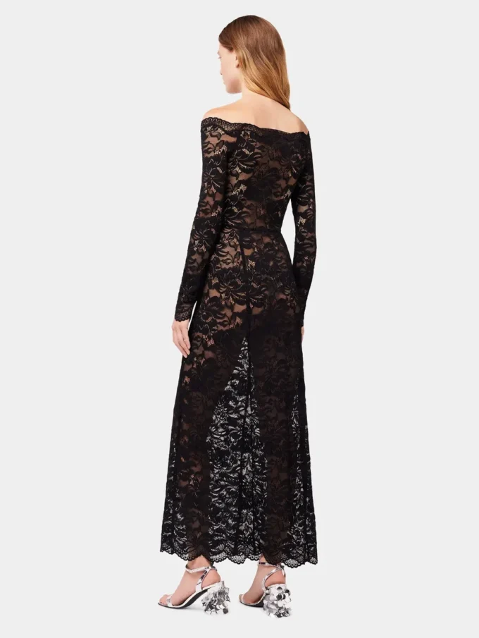 Vestido largo negro de encaje con cuello bardot