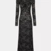 Vestido largo negro de encaje con cuello bardot