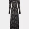 Vestido largo negro de encaje con cuello bardot