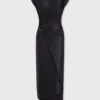 Vestido negro drapeado con detalle perforado característico.