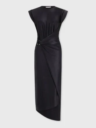 Vestido negro drapeado con detalle perforado característico.