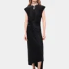 Vestido negro drapeado con detalle perforado característico.