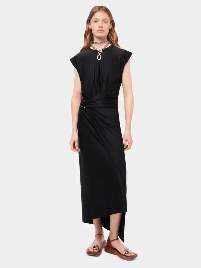 Vestido negro drapeado con detalle perforado característico.