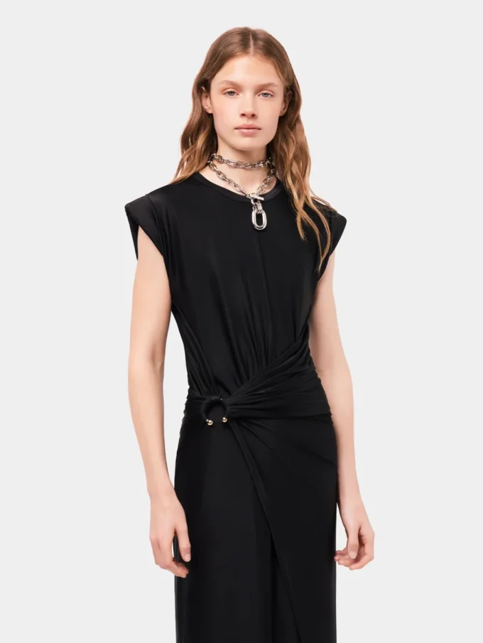Vestido negro drapeado con detalle perforado característico.