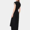 Vestido negro drapeado con detalle perforado característico.