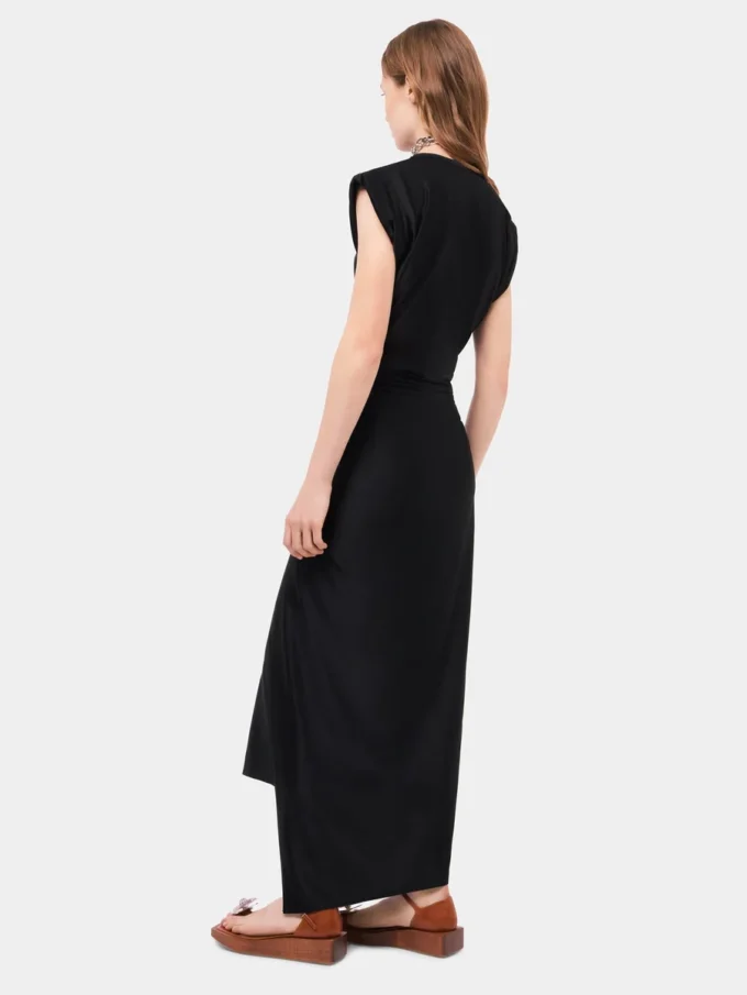Vestido negro drapeado con detalle perforado característico.