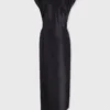 Vestido negro drapeado con detalle perforado característico.