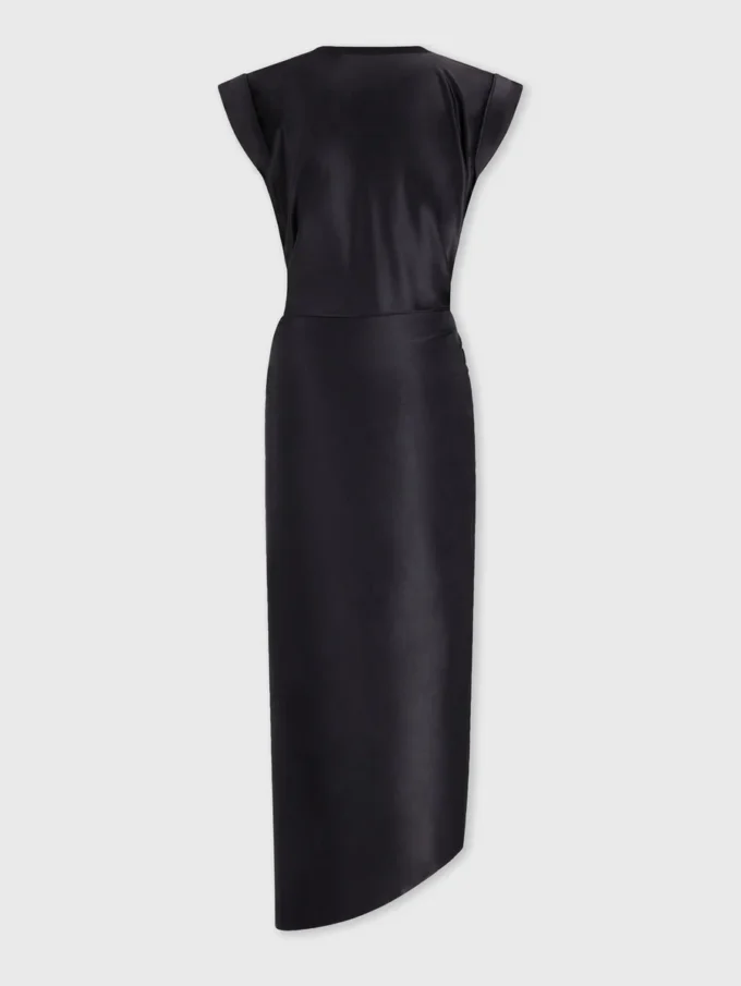 Vestido negro drapeado con detalle perforado característico.