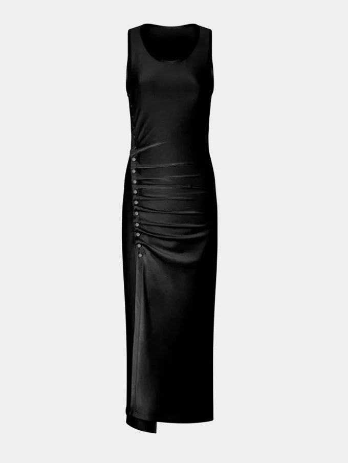 Vestido negro sin mangas drapeado con botones
