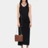 Vestido negro sin mangas drapeado con botones