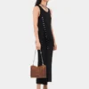 Vestido negro sin mangas drapeado con botones