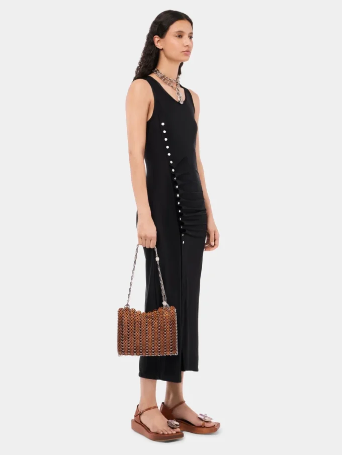 Vestido negro sin mangas drapeado con botones
