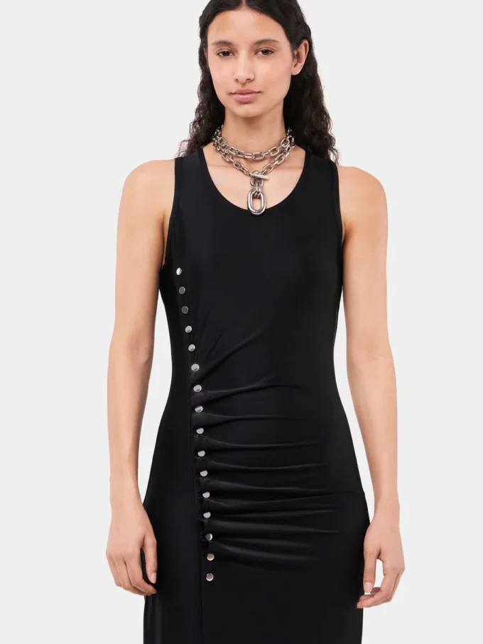 Vestido negro sin mangas drapeado con botones